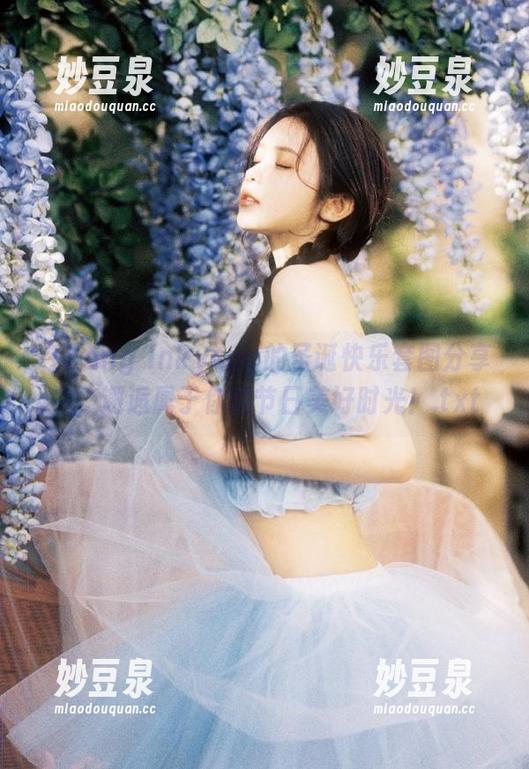 在Kang Inkyung的圣诞快乐套图分享中，邂逅属于你的节日美好时光！.txt